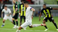 Bintang Al Nassr asal Portugal, Cristiano Ronaldo, mengambil eksekusi penalti yang menjadi gol ke gawang Al Ittihad dalam laga tunda pekan 17 Liga Arab Saudi di King Abdullah Sport City Stadium, Jeddah, Rabu (27/12/2023) dini hari WIB (AFP).