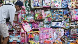 Pedagang menata mainan produk China di Pasar Pagi Jakarta, Rabu (29/1/2020). Kasubdit Komunikasi Bea dan cukai, Deni Surjantoro mengatakan hingga kini belum ada barang dari China yang masuk ke Indonesia terindikasi membawa virus-virus aneh setelah mewabahnya virus corona. (Liputan6.com/Angga Yuniar)