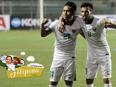 Pemain Timnas Indonesia, Andik Vermansah dan Stefano Lilipaly (kanan), merayakan keberhasilan menaklukkan Singapura pada laga Piala AFF 2016 di Filipina, Jumat (25/11/2016). Kedua pemain ini pencetak gol kemenangan. (Bola.com/Nicklas Hanoatubun)