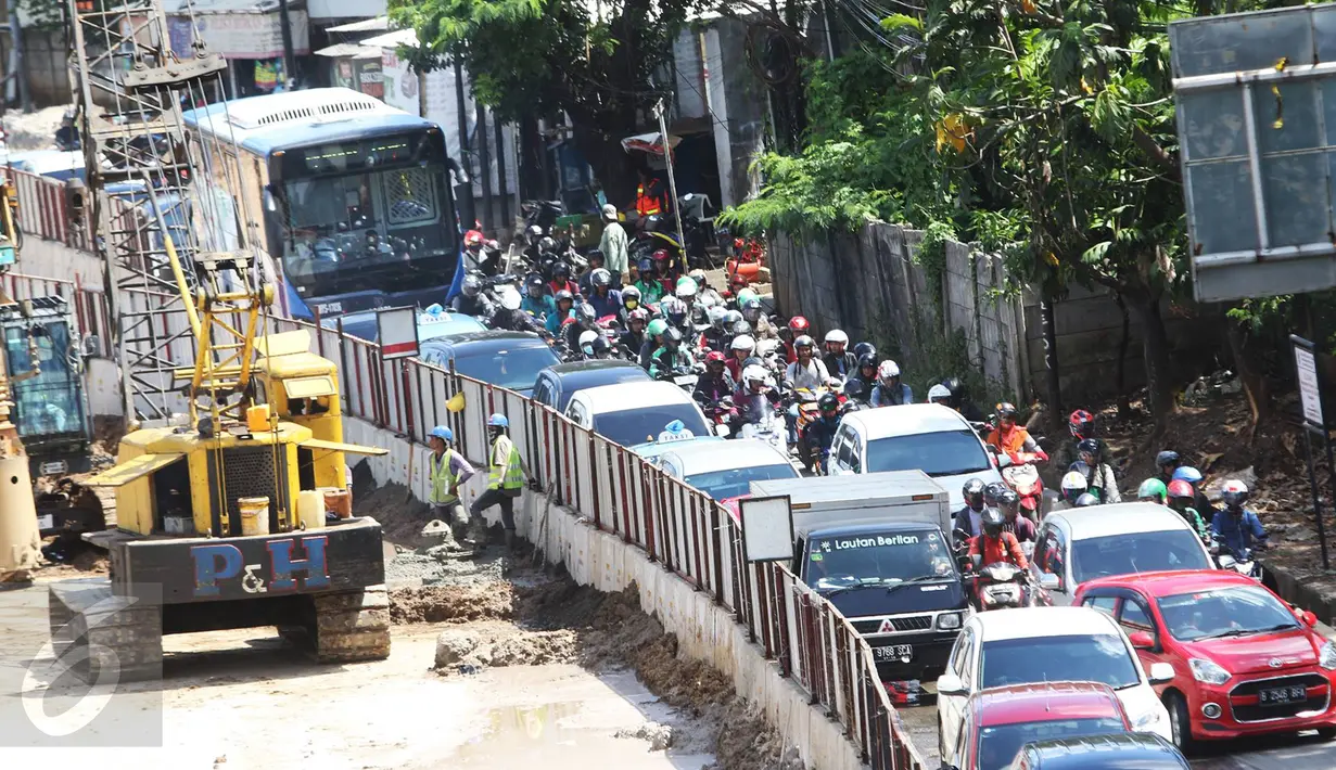 Kondisi arus lalu lintas di persimpangan Jalan Gatot Subroto, Jakarta, Senin (10/4). Untuk mengatasi kemacetan mulai Senin (10/4) sistem plat nomor ganjil dan genap di Jalan Jenderal Gatot Subroto tidak diberlakukan. (Liputan6.com/Immanuel Antonius)