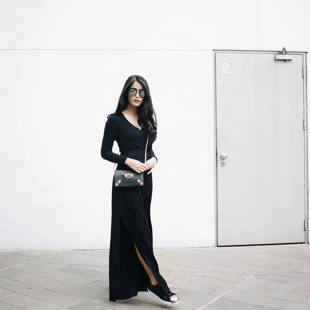 Tampil simple dan stylish dengan busana serba hitam ala Selebgram. (sumber foto: @anaoctarina/instagram)