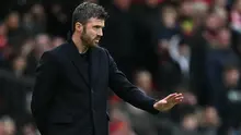 Pelatih interim Manchester United asal Inggris, Michael Carrick, memberi isyarat kepada para pemain selama pertandingan Liga Inggris antara Manchester United dan Fulham di Old Trafford di Manchester, barat laut Inggris, pada 1 Februari 2026. (Paul ELLIS/AFP)