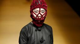 Seorang model mengenakan busana dari desainer asal Vietnam, Nguyen Cong Tri dalam koleksi Musim Autumn / Winter 2016 di Tokyo Fashion Week, Jepang , 15 Maret 2016. Uniknya dalam peragaan busana ini menggunakan topeng. (REUTERS / Issei Kato)