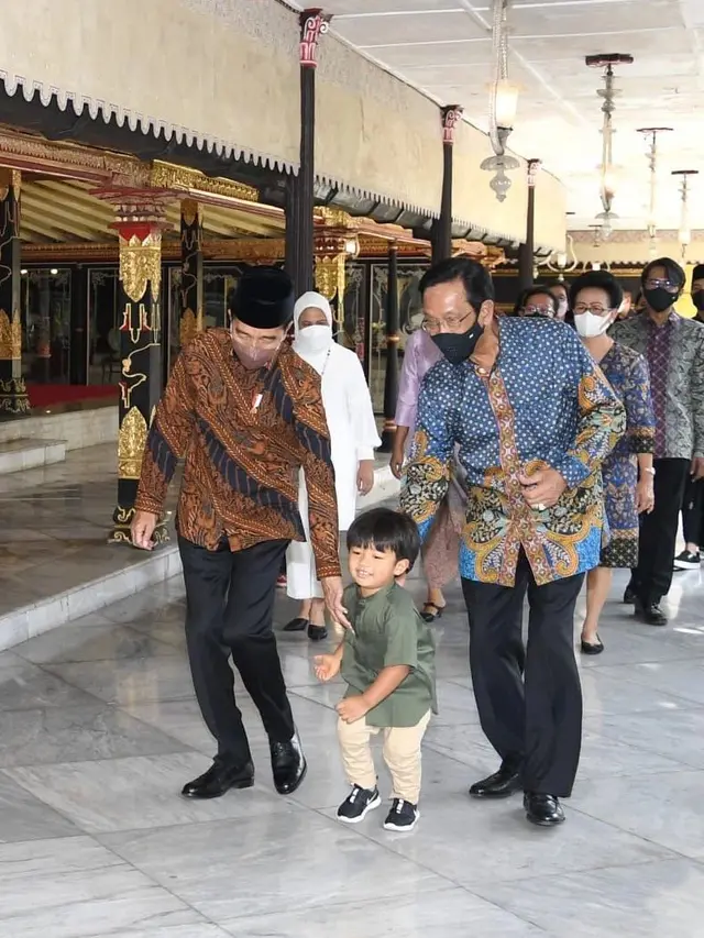 Potret Jokowi Rayakan Lebaran di Yogyakarta, Kompak dengan Iriana dengan Serba Putih