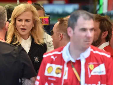 Aktris Australia, Nicole Kidman bertemu dengan anggota tim Ferarri jelang Grand Prix F1 Australia di Melbourne, Sabtu (25/3). Aktris 49 tahun itu tampil kasual dengan mengenakan kemeja putih dengan blazer hitam dan celana panjang jeans. (AFP/Paul Crock)