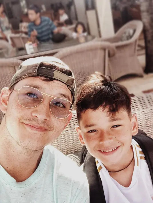 "Apapun yang terjadi, kamu selalu punya ibu dan ayahmu, Zou sayang. Bahagia kita masih bisa berfoto seperti ini," tulis Tamara Bleszynski. (Instagram/mike_lewis)
