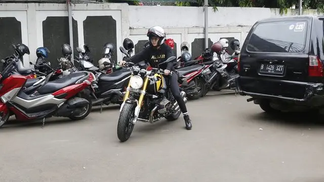 6 Potret Sangar Nikita Mirzani Naik Moge saat Hadiri Sidang