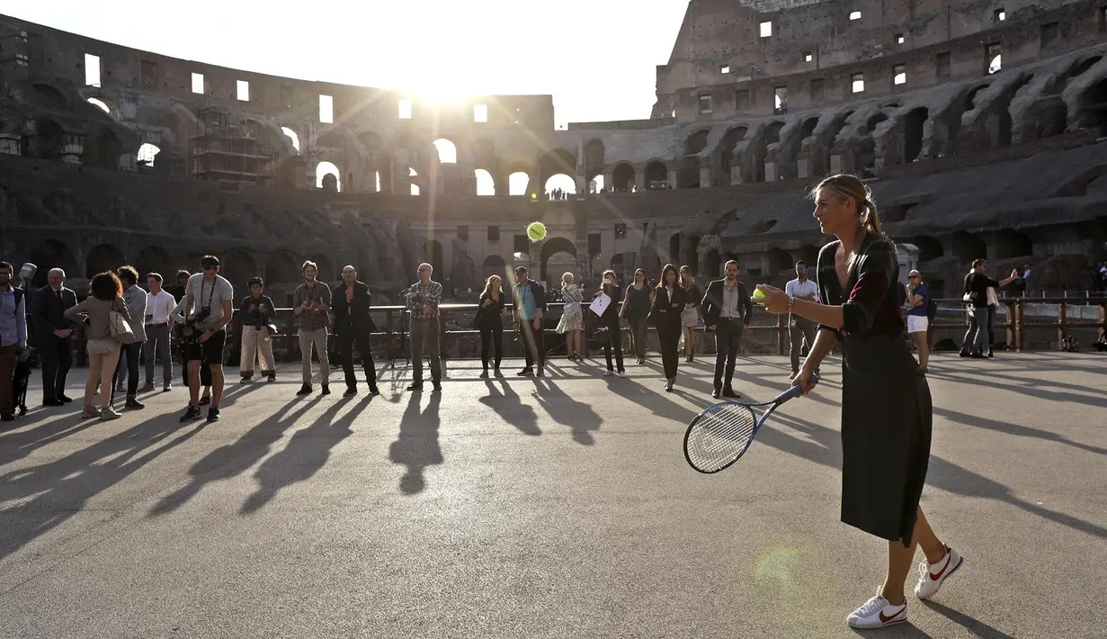 Maria Sharapova bersiap melakukan servis di Colosseum, Roma pada Minggu (14/5/2017). (AP Photo/Gregorio Borgia)
