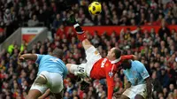 Striker Manchester United, Wayne Rooney, melepaskan tendangan salto yang berujung gol ke gawang Manchester City, di Old Trafford, 12 Februari 2011. (AFP/Andrew Yates). 