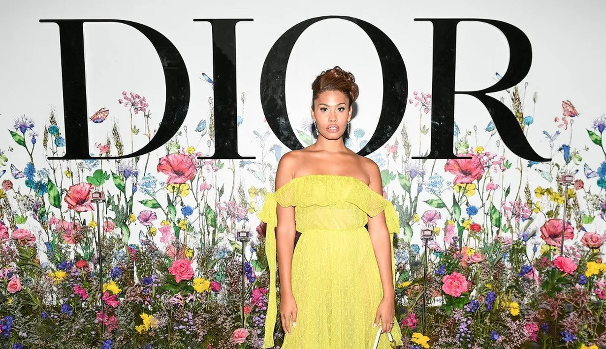 Bintang Film Port Authority, Leyna Bloom tampil feminin dalam balutan busana Dior Ready-To-Wear oleh Maria Grazia Chiuri. Dia juga mengenakan tas, sepatu dan perhiasan Dior. (dok/Dior).