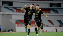 Joao Ferrari melakukan selebrasi bersama Galih Freitas usai mencetak gol ke gawang PSM Makassar menit ke-37 dalam lanjutan BRI Liga 1 Pekan ke-23 yang dihelat di Stadion Jatidiri, Semarang, Minggu malam (16/02/2025).  (Bola.com/Nandang Permana)