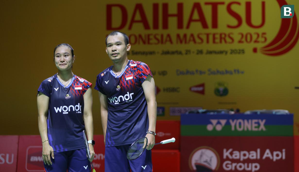 <p>Pebulu tangkis ganda campuran Indonesia, Rinov Rivaldy/Lisa Ayu Kusumawati berfoto bersama setelah menang atas pasangan Malaysia, Hoo Pang Ron/Cheng Su Yin pada laga perempat final Indonesia Masters 2025 di Istora Senayan, Jakarta, Jumat (24/01/2025). (Bola.com/Bagaskara Lazuardi)</p>