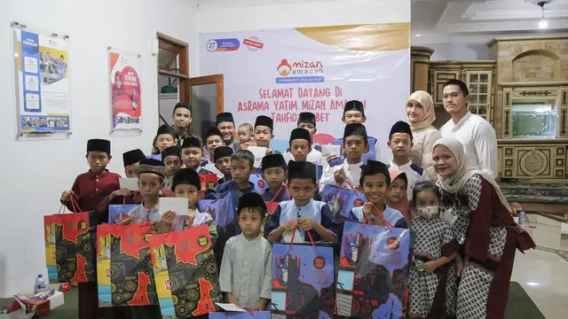 6 Potret Erina Gudono dan Kaesang Buka Puasa Bersama Anak Yatim, Banjir Pujian