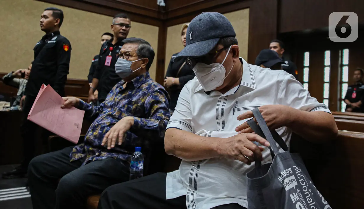 Ketiga hakim nonaktif pada Pengadilan Negeri (PN) Surabaya tersebut disangkakan telah melanggar Pasal 12 huruf c juncto Pasal 18 Undang-Undang Pemberantasan Tindak Pidana Korupsi juncto Pasal 55 ayat (1) ke-1 KUHP. (Liputan6.com/Angga Yuniar)