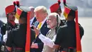 PM India, Narendra Modi menyambut kedatangan Presiden AS Donald Trump di Bandara Internasional Sardar Vallabhbhai Patel di Ahmedabad, Senin (24/2/2020). Trump dan Modi dijadwalkan menghadiri acara yang diikuti sekitar 100 ribu orang di stadion kriket terbesar dunia di Gujarat. (MANDEL NGAN/AFP)