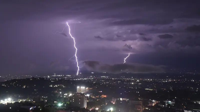 Dashyatnya Badai Petir di Langit Kota Haiti