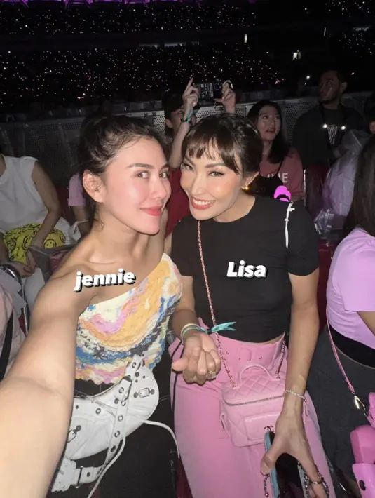 Ayu Dewi tampil dengan kaos hitam dipadukan celana pink yang serasi dengan tas Chanelnya. (@syahnazs)