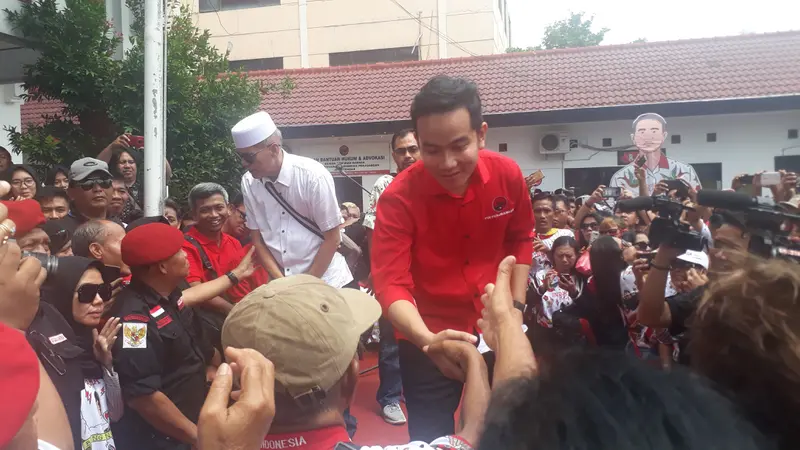 Gibran saat menyapa pendukungnya yang di depan kantor DPD PDI Perjuangan Jawa Tengah. (Foto: Liputan6.com/Felek Wahyu)