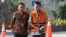 Anggota DPR RI nonaktif Muhammad Romahurmuziy (kanan) tiba di Gedung KPK, Jakarta, Rabu (24/7/2019). Romy diperiksa sebagai tersangka terkait dugaan menerima suap dalam jual beli jabatan di Kemenag Jawa Timur. (merdeka.com/Dwi Narwoko)