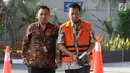 Anggota DPR RI nonaktif Muhammad Romahurmuziy (kanan) tiba di Gedung KPK, Jakarta, Rabu (24/7/2019). Romy diperiksa sebagai tersangka terkait dugaan menerima suap dalam jual beli jabatan di Kemenag Jawa Timur. (merdeka.com/Dwi Narwoko)