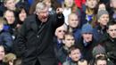 Mantan Pelatih Manchester United, Sir Alex Ferguson menerapkan aturan nyeleneh dengan melarang pemainnya menggunakan sepatu warna-warni. Pemain yang nekat kedapatan memakai sepatu ini akan kena semprot olehnya tanpa pandang bulu. (Foto: AFP/Glyn Kirk)