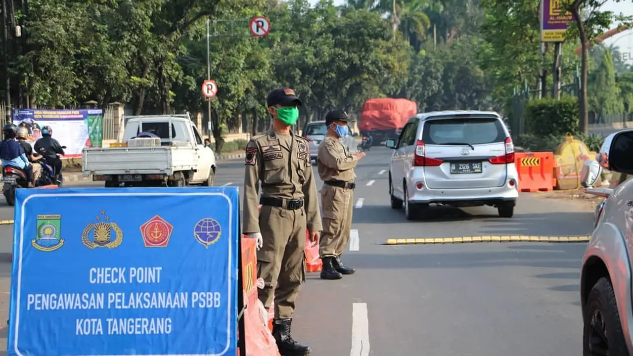 Pengecekan kendaraan selama PSBB Tangerang. (Liputan6.com/ Pramita Tristiawati)