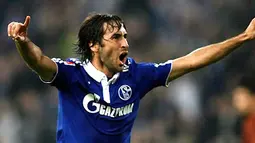 Raul bersorak usai mencetak gol ketika Schalke 04 mengalahkan St Pauli pada lanjutan Bundesliga di Veltins Arena, 5 November 2010. AFP PHOTO/PATRIK STOLLARZ