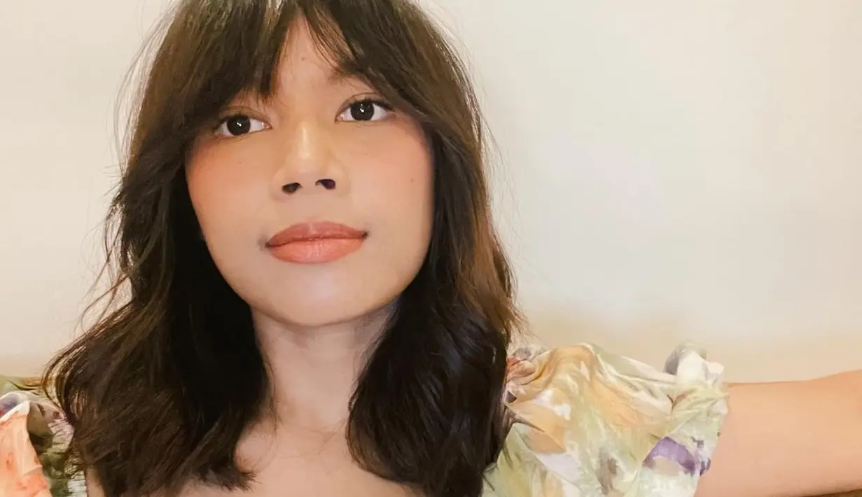 Deretan outfitnya membuat mata melirik, cocok jadi inspirasi kamu. Bisa buat ngedate atau sekadar foto seru-seruan. [Instagram.com/viratalisa]