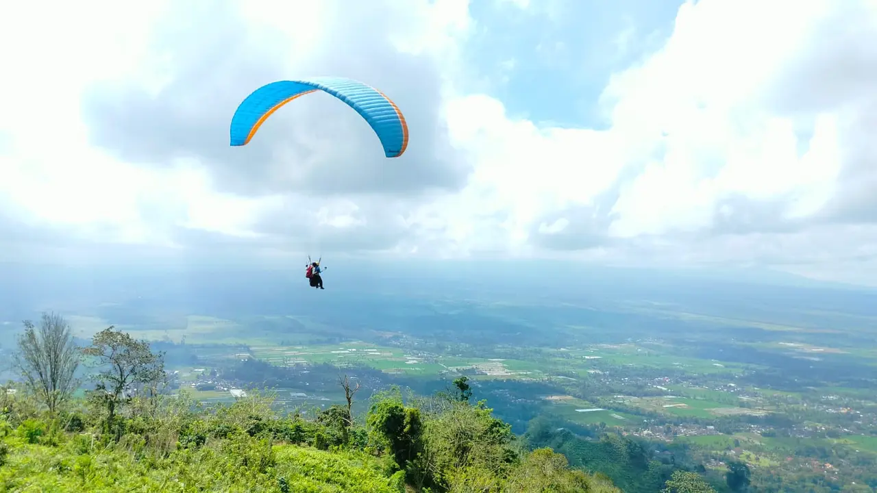 Paralayang di Gunung Menyan Banyuwangi. (Hermawan/Liputan6.com)