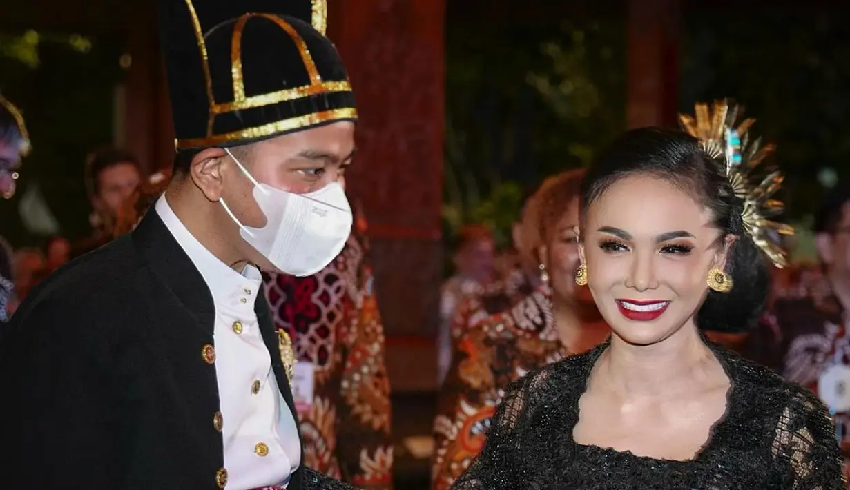 Soal penampilan, Yuni Shara enggak ada lawan. Agar kebaya hitamnya tidak terkesan gitu-gitu aja, pelantun “Mengapa Tiapa Maaf” menyematkan sabuk dari selendang merah. Kesan mewah menyeruak berkat bros bulat keemasan dengan rantai ukuran mini yang menggantung di antaranya. “Matur nuwun Mas Gibran Rakabuming,” cuitnya bersama foto ini, 26 Juli 2022. (Foto: Dok. Instagram @yunishara36)