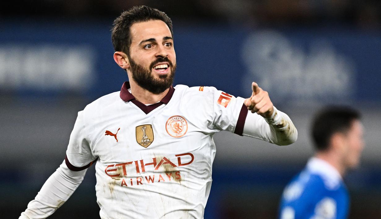 Pemain Manchester City, Bernanrdo Silva melakukan selebrasi setelah mencetak gol ketiga timnya ke gawang Everton pada laga lanjutan Liga Inggris 2023/2024 di Goodison Park, Liverpool, Inggris, Kamis (28/12/2023) dini hari WIB. The Cityzens sukses menang comeback dengan skor 3-1. (AFP/Paul Ellis)