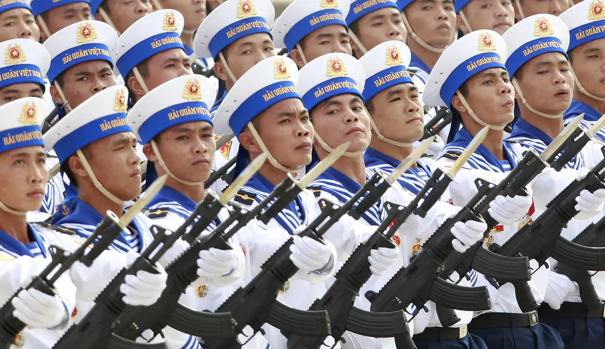 Angkatan laut Vietnam memegang senjata buatan Israel selama perayaan Hari Nasional di Ba Dinh, Hanoi, Vietnam, (2/9). Vietnam dikabarkan telah melakukan pembelian alutsista canggih dari Rusia, termasuk enam unit kapal selam dan jet tempur. (REUTERS/Kham)