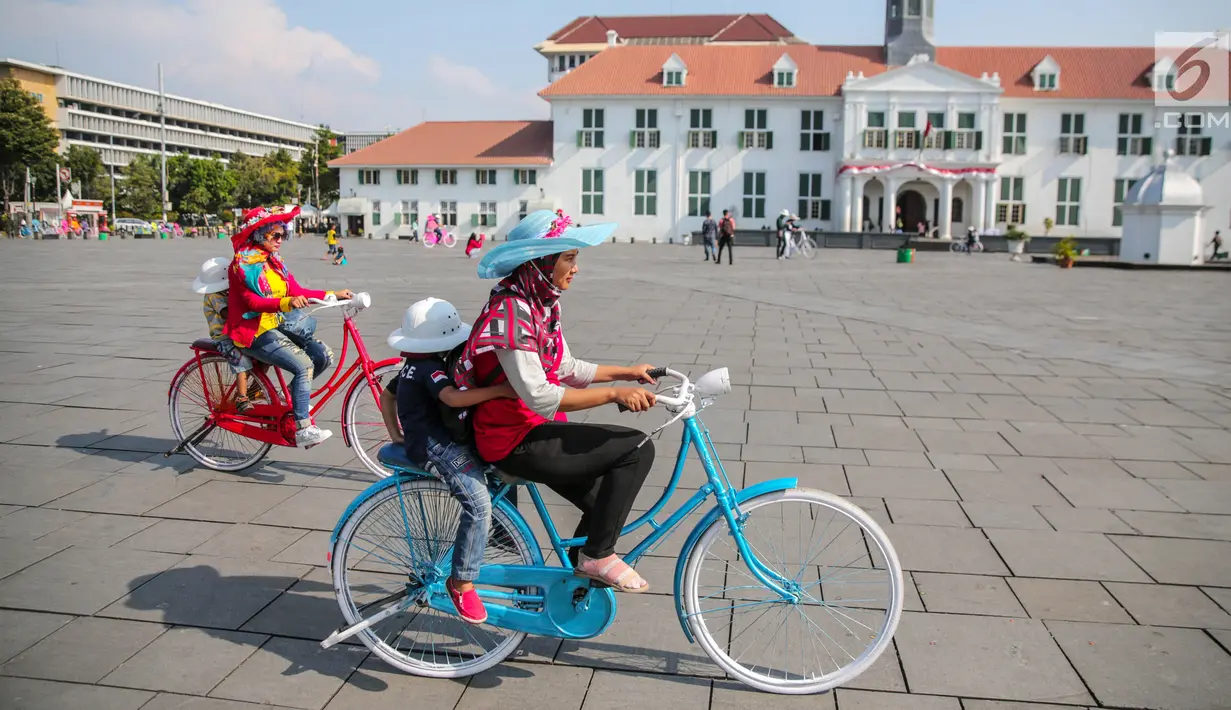 Sejumlah wisatawan bermain sepeda di kawasan Museum Fatahillah, Jakarta, Jumat (6/10). Usai revitalisasi kini museum tersebut terlihat lebih bersih dan bebas dari pedagang liar kaki lima. (Liputan6.com/Faizal Fanani)