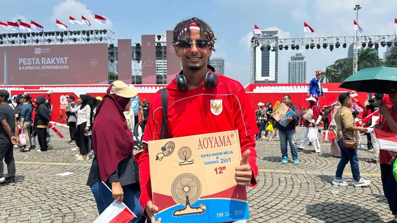 Wiro, WNA mahasiswa asal Afrika ikut meramaikan Pesta Rakyat HUT ke-80 RI di Monas, Jakarta Pusat.