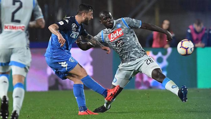 Kalidou Koulibaly berusaha menahan serangan pemain Empoli. (dok. Napoli)