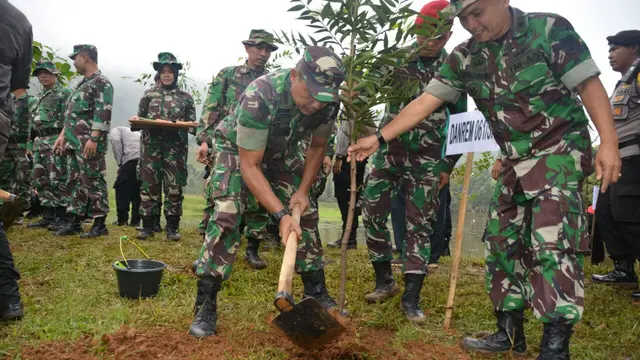 TNI bersama ratusan komunitas pecinta lingkungan dan alam melakukan normalisasi Telaga Saat yang menjadi hulu Sungai Ciliwung. (Liputan6.com/Achmad Sudarno)