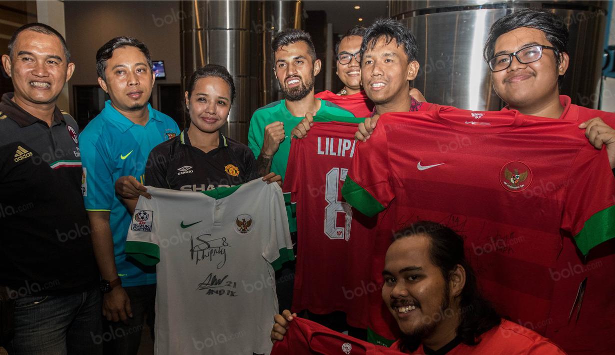 Gelandang Timnas Indonesia, Stefano Lilipaly, foto bersama fans saat berada di Hotel Lor In, Jawa Barat, Jumat (2/12/2016). Keramahan Lilipaly membuat fans sukacita. (Bola.com/Vitalis Yogi Trisna)