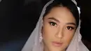 Untuk makeup, staf khusus kepresidenan ini terlihat flawless dengan natural makeup look dari MUA Bubah Alfian. (Instagram/bubahalfian).