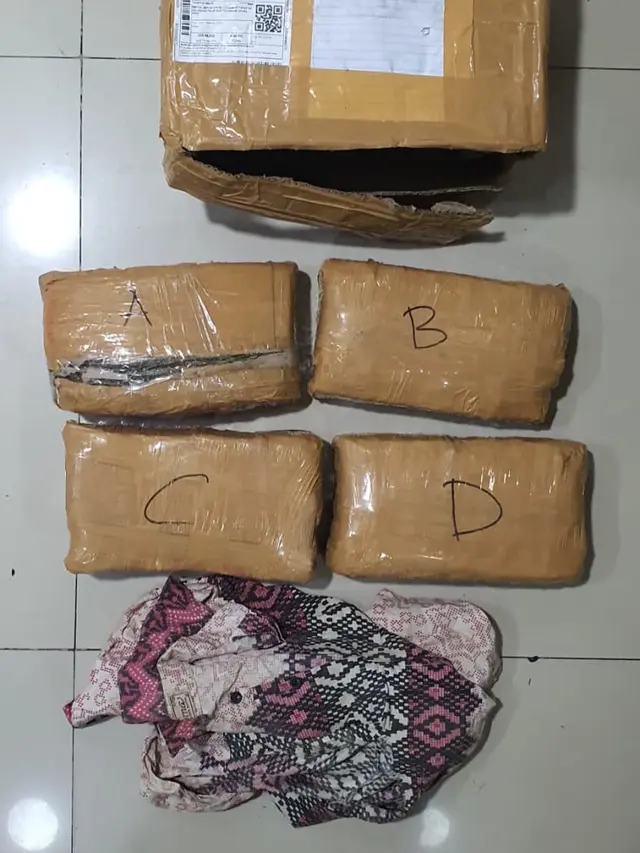 Barang bukti dari pria berinisial MSG diamankan setelah diduga mengedarkan narkoba jenis ganja.