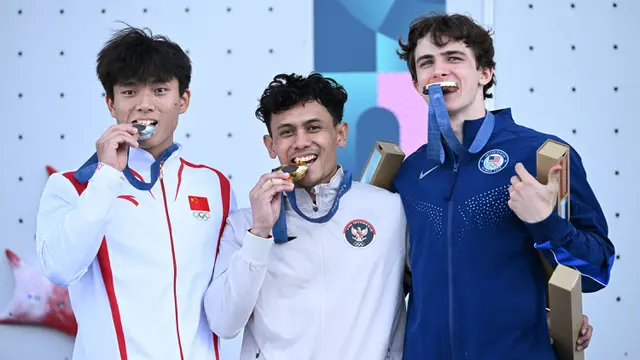 Foto: Momen Bahagia Veddriq Leonardo di Atas Podium Tertinggi Panjat Tebing Olimpiade Paris 2024