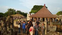 Suasana pengunjung yang padat di situs Gua Sunyaragi. (foto : Liputan6.com/Panji Prayitno)