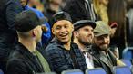 Pemain Arsenal, Alex Oxlade Chamberlain (2kiri), Carl Jenkinson dan Olivier Giroud terlihat senang menonton laga NBA Global Game London 2016, antara Orlando Magic vs Toronto Raptors di O2 Arena, London, Kamis (14/1/2016). (AFP Photo/Glyn Kirk) 
