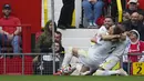Di awal babak kedua, Leeds United mengejutkan Manchester United. Pada menit ke-48 tembakan keras Luke Ayling meluncur deras ke atas kanan gawang David De Gea. Leeds menyamakan skor 1-1. (Foto: AP/Jon Super)