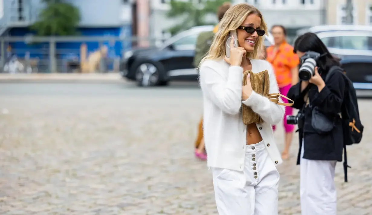 Cropped knitted cardigan adalah formula outfit anti gagal untuk dicoba. Rajutan lengan panjang adalah detail sempurna untuk transisi pakaianmu, padukan dengan celana jeans putih dan sunnies.