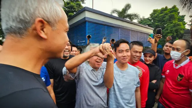 Wali Kota Solo Gibran Rakabuming Raka saling bersamaan dengan Politikus PDIP Putra Nababan di Bogor, Jawa Barat.