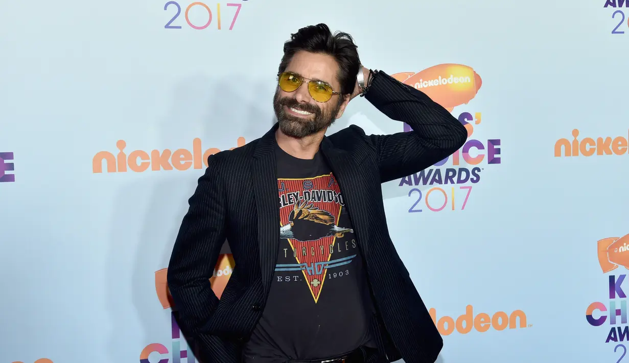 Allison Coss dan Scott Sipolla mengancam John Stamos karena merea miliki foto John saat berpesta dengan para penari. Mereka meminta uang sebesar US$680.000. (ALBERTO E. RODRIGUEZ / GETTY IMAGES NORTH AMERICA / AFP)