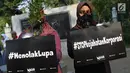 Aktivis Wahana Lingkungan Hidup Indonesia (Walhi) membawa tanaman saat melakukan aksi protes pembakaran hutan di Jakarta, Selasa (8/8). (Liputan6.com/Immanuel Antonius)