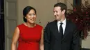 Mark Zuckerberg dan Priscilla Chan saat tiba untuk makan malam di Gedung Putih, Washington, 25 September 2015. Mark Zuckerberg dan istri akan menyumbangkan 99 persen saham Facebook, bernilai sekitar 45 miliar dolar AS untuk amal. (REUTERS/Mary F. Calvert)