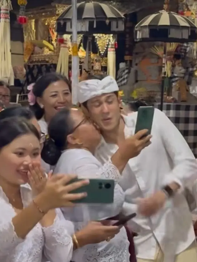 Potret Antonio Blanco Jr dicium oleh ibu-ibu di Bali (Sumber: Instagram/antonioblancojr)