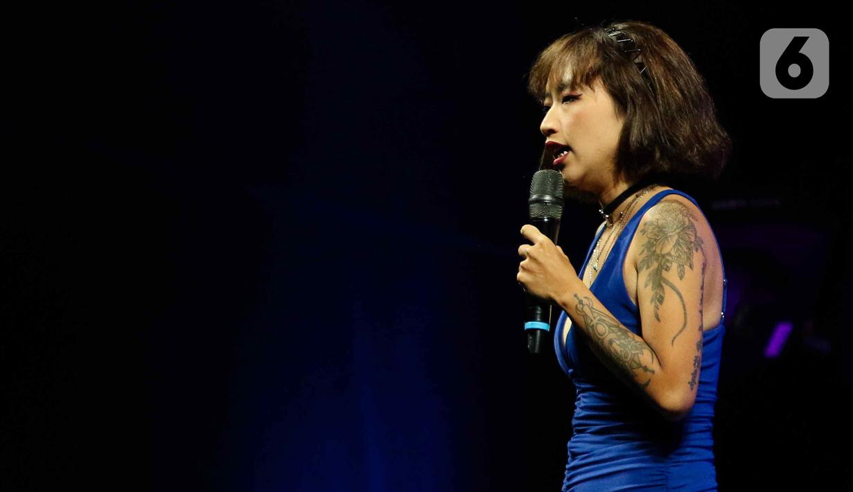 Komika Annie Yang saat tampil dalam acara Jakarta International Comedy Festival (Jicomfest) 2023 di Tennis Indoor Senayan, Jakarta, Sabtu (16/12/2023). (Liputan6.com/Herman Zakharia)